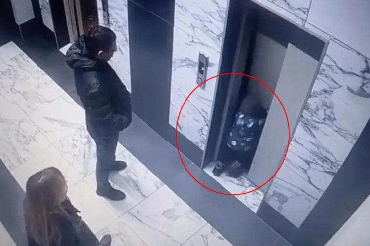 Niño casi muere al caer por el hueco de un ascensor (+Video) - Noticia ...