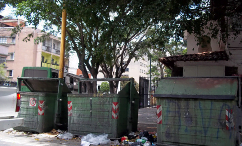 feto en la basura