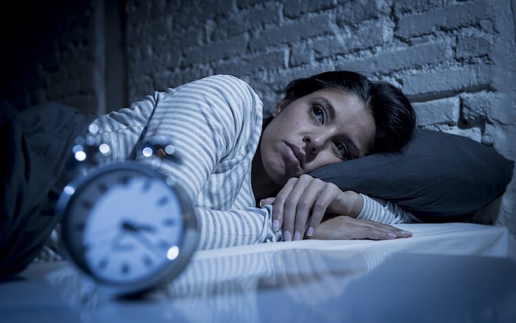 Experto ofrece consejos para volver a dormir si te desvelas