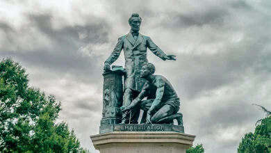 estatua de Lincoln con esclavo a sus pies