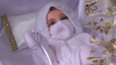 El Niño Jesús con tapabocas y máscaras en la Navidad de Bolivia