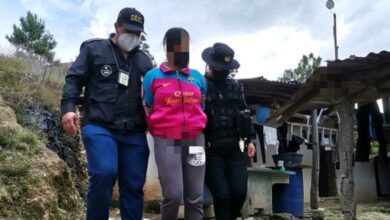 lanza a bebé a aguas negras