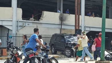 camioneta cae de un estacionamiento