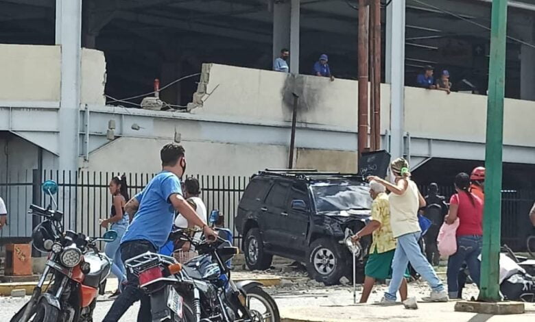 camioneta cae de un estacionamiento
