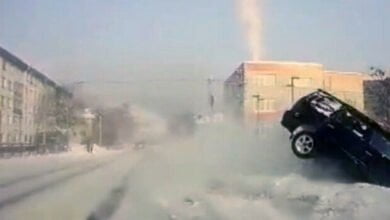 cae a un rio congelado