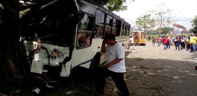 Autobús impacta contra un árbol en Mérida y deja tres heridos