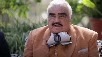 “No sé si fue bromeando, no sé, eran muchísima gente” Así se defiende Vicente Fernández sobre foto tocando el seno de una joven