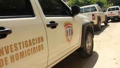 El hombre fue arrestado por el delito de porte ilícito de arma de fuego.