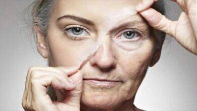 Entre la adolescencia y la edad adulta atravesamos numerosos cambios que cambian nuestra vida por completo. Desde las decisiones que tomamos en el trabajo hasta nuestras relaciones familiares o sentimentales. Se suele decir que evolucionamos como personas y, poco a poco, vamos encontrando nuestro lugar en el mundo. Sin embargo, ¿qué ocurre con nuestra personalidad a medida que envejecemos? ¿Qué es la personalidad? La personalidad es el patrón de pensamientos, sentimientos y comportamientos o de una persona. Algunos creen que la personalidad es fija y que, por tanto, esta no puede variar a lo largo de los años. Sin embargo, según los psicólogos la personalidad siempre está en continuo desarrollo, aunque los cambios no suelen notarse a corto plazo ya que esta se mantiene estable en periodos cortos de tiempo. Como concluye un estudio publicado en la revista Psychological Bulletin, cada persona nace con un carácter o temperamento único. Por lo que, si un niño es tranquilo, tímido o extrovertido, cuando crezca este rasgo se corresponderá con su personalidad adulta. Asimismo, los investigadores concluyeron que los niveles individuales de cada rasgo de la personalidad se mantienen estables dentro de cada década de vida. Otro estudio publicado en la revista Child Development analizó la personalidad de niños con edades comprendidas desde los tres hasta los 18 años. Los científicos concluyeron que los menores que eran más tímidos o introvertidos tendían a convertirse en adolescentes más infelices. No obstante, también descubrieron que la personalidad va cambiando de manera sutil a lo largo de los años. No suele notarse en cinco o diez años, pero a largo plazo estas modificaciones son más perceptibles. Principio de madurez En definitiva, analizando diferentes investigaciones dentro del campo de la psicología, podría decirse que nuestra personalidad mejora con el paso de los años. Los psicólogos llaman a este fenómeno ‘el principio de madurez’ pues las personas se vuelven más extrovertidas, agradables y emocionalmente estables. Además, a largo plazo estos cambios suelen ser pronunciados. Algunas personas pueden cambiar menos que otras, pero en general el principio de madurez se aplica a todas las personas. Esto hace que el cambio de personalidad sea más difícil de reconocer en nosotros mismos, pues las personas de nuestro entorno (amigos, familiares o compañeros) están cambiando al mismo tiempo que nosotros.