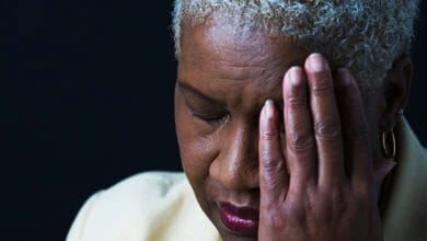 Crean un implante que corrige la vista cansada