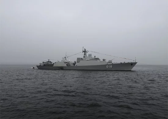 Filipinas ha detectado al menos 240 barcos chinos en la zona económica exclusiva filipina, en las aguas del disputado mar de China Meridional. Lo que genera la molestia del Gobierno filipino y lo ha impulsado a presentar la carta diplomática de protesta correspondiente al caso. Aunque China lo niega, Filipinas sostiene que muchos de estos barcos integran una milicia marítima que "contribuye a la militarización del área" y se dedica a hostigar a pescadores y civiles filipinos que navegan en esas aguas, como ocurrió la semana pasada con un barco que transportaba a un equipo de televisión del canal filipino ABS-CBN. Las últimas patrullas marítimas llevadas a cabo por la Guardia Costera y la Armada de Filipinas han constatado la presencia de buques de la Armada del Ejército chino de Liberación de los Pueblos: dos barcos de guerra con misiles Houbei, uno de clase corbeta y un remolcador de la marina; así como tres barcos del cuerpo de guardacostas chinos y diez atribuidos a las milicias marítimas, informó AFP. Los arrecifes de Gaven, Whitsun, McKennan, Travesura, Subi, la isla Thitu o el atolón de Ayungin son las áreas del mar del Sur de China -denominado en Filipinas mar del Occidental de Filipinas- con más presencia de barcos chinos, denunció en un comunicado el Grupo de Trabajo para el mar de China Meridional filipino, creado por miembros de la Fuerzas Armadas y de los Departamentos de Defensa y Exteriores, así como de la Oficina de Recursos Pesqueros y Acuáticos. "Además del cargamento militar, la mayoría de los barcos pesqueros detectados tienen unos 60 metros de eslora, lo que les permite capturar al menos una tonelada de pescado. Siendo conservadores, estimamos que han capturado ilegalmente en nuestras aguas unos 240.000 kilos de pescado cada día que permanecen allí", asegura el NTF-WPS.