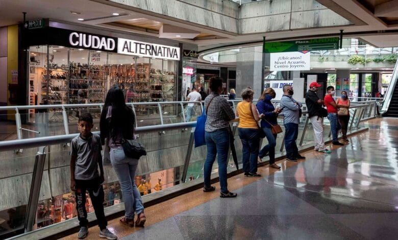 El presidente de la Cámara Venezolana de Centros Comerciales (Cavececo), Freddy Cohen, aseguró que marzo de 2021 fue el mes más complicado para el sector desde el inicio la pandemia, debido a la cuarentena decretada por la administración de Nicolás Maduro y a la suspensión del asueto de Semana Santa. El representante del gremio explicó que sumado al esquema 7+7 los comerciantes han hecho enormes esfuerzos por subsistir, apostando por el delivery o el pick up, sin embargo, aseguró que por «estos servicios no están generando verdaderas ganancias». Afirmó que desde que se les dejó operar en medio de la emergencia sanitaria han velado por el cumplimiento de las principales normas de bioseguridad, garantizando el distanciamiento social y el uso del tapaboca. En entrevista concedida al programa A Tiempo de Unión Radio, recordó que solo la cadena de centros comerciales que hacen parte de Cavececo genera cerca de 440.000 empleos directos y estables en Venezuela. En tal sentido pidió al gobierno que reconsidere el método empleado y que se les permita trabajar de manera continua para minimizar la posibilidad de aglomeraciones en estos espacios. «¿Qué es mejor, estar 3 semanas cerrados o todos los días abiertos con poca gente o con una cantidad de gente normal?», acotó.