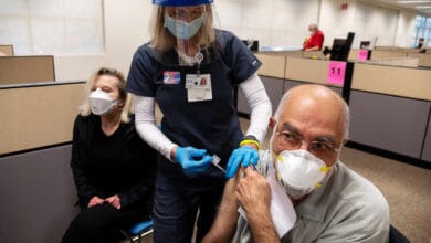 Población vacunada en EEUU puede andar sin mascarilla en exteriores