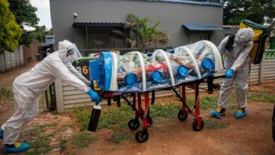 El Ministerio de Salud de Chile informó hoy jueves sobre el hallazgo del primer caso importado de la variante sudafricana del nuevo coronavirus en el país. La subsecretaria de Salud Pública, Paula Daza, señaló en la entrega diaria de las cifras sobre la enfermedad del nuevo coronavirus que se detectó el primer caso con la variante sudafricana en una chilena que arribó en un vuelo proveniente de Estados Unidos, algunos días atrás. La funcionaria afirmó que la mujer acudió a una residencia sanitaria al regresar de su viaje y se le practicó un examen PCR que arrojó resultado positivo, por lo que se hizo un seguimiento genómico al virus, mientras ella permanece aislada, y descartó además otros contagios con esa variante, después de testear a todos los pasajeros del avión. “La variante sudafricana puede ser una cepa más contagiosa que las otras”, precisó. La subsecretaria aseguró que actualmente “tenemos circulación comunitaria de la (variante) brasileña y la británica, pero no sabemos cuál es el impacto en el aumento del número de casos”. Desde la cartera sanitaria advirtieron además sobre un incremento de las hospitalizaciones en personas más jóvenes. El subsecretario de Redes Asistenciales, Alberto Dougnac, dijo que el rango etario entre 50 y 59 años es el que más ingresos graves ha tenido en los últimos siete días. Entre las hipótesis de las autoridades se encuentran la menor percepción del riesgo de contagio, la campaña de vacunación en curso y la mayor circulación de las nuevas variantes del virus, aunque se descartó por el momento la existencia de una “variante chilena”. Chile enfrenta otra ola de contagios de la Covid-19 al relajar las medidas restrictivas durante la temporada de verano en el hemisferio sur y retomar en marzo pasado las labores y clases escolares presenciales, lo que contribuyó a diseminar la enfermedad. En este contexto, el Ministerio de Salud de Chile reportó este jueves 7.357 casos nuevos de la enfermedad en las últimas 24 horas, para un total de 1.101.698 contagios desde marzo de 2020, de los cuales 1.033.189 se han recuperado y 43.229 se encuentran en etapa activa. La cartera también notificó 218 fallecidos más por la Covid-19, la segunda mayor cifra de decesos diaria registrada en toda la emergencia, tras anotar 279 muertos en un día en junio de 2020, y llevar el acumulado a los 24.766 decesos. Hasta la fecha existen 3.257 personas hospitalizadas en unidades de cuidados intensivos, de las cuales 2.835 se encuentran con apoyo de ventilación mecánica y sólo restan 214 camas críticas disponibles a nivel nacional. Respecto de la trazabilidad del virus, se informaron los resultados de 70.821 exámenes PCR, que obtuvieron una tasa de positividad de 9,74 por ciento a nivel nacional y de 10 por ciento para la región Metropolitana. Actualmente más de un 80 % de los habitantes de Chile permanece en cuarentena, incluida toda la región Metropolitana. También se han cerrado las fronteras para visitantes extranjeros y se ha restringido la salida de chilenos al exterior