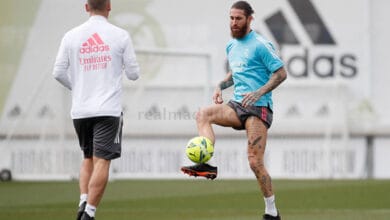 Sergio Ramos toca balón ya recuperado de Covid-19