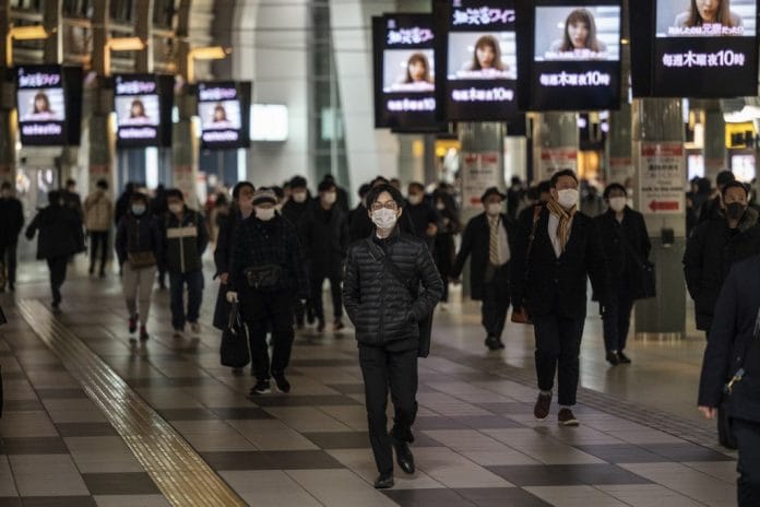 El gobierno de Japón declaró el viernes un nuevo estado de emergencia en Tokio y en otras tres regiones, debido a un aumento de los contagios por coronavirus, cuando faltan tres meses para los Juegos Olímpicos. «Hoy hemos decidido declarar un estado de emergencia en los departamentos de Tokio, Kioto, Osaka y Hyogo», anunció el primer ministro Yoshihide Suga, mencionando el aumento de contagios debido a las nuevas variantes del virus. Al contrario que el anterior estado de emergencia, que solo requería que los establecimientos redujeran sus horarios de apertura, esta vez deberán cerrar los comercios que vendan alcohol, los grandes almacenes y algunos centros comerciales. «Tenemos una fuerte sensación de crisis», había declarado anteriormente el ministro japonés encargado de la lucha contra la pandemia, Yasutoshi Nishimura. «A menos que adoptemos medidas más fuertes de las adoptadas hasta ahora, no contendremos las variantes que tienen un enorme poder infeccioso», advirtió. El estado de emergencia entrará en vigor el domingo y durará por lo menos hasta el 11 de mayo. Aunque sean más estrictas que las medidas decretadas durante el anterior estado de emergencia impuesto en algunas zonas del país, en enero, estas disposiciones continúan siendo mucho más leves que las ordenadas en otros países en el último año. Los medios locales reseñaron que estas medidas, que coincidirán con las vacaciones de la «Golden Week» de principios de mayo -que los japoneses suelen aprovechar para viajar- podrían acompañarse de la suspensión de algunas conexiones ferroviarias y de algunas líneas de autobús con el fin de limitar la movilidad. Las autoridades de los departamentos afectados también podrían prohibir la asistencia de público en eventos deportivos, pero los responsables matizaron que estas medidas de emergencia no impactarán en la organización de los Juegos Olímpicos de Tokio de este verano.