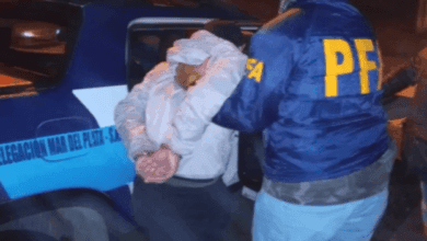 Una joven venezolana denunció que un hombre la mantuvo encerrada en su casa, la amenazó de muerte y la obligó a tener relaciones sexuales con él. Según fuentes policiales, el acusado, de 53 años, fue detenido por agentes de la Policía de Mar del Plata en la vecina localidad de General Pirán, donde lograron rescatar a la mujer, de 21. La víctima declaró en la Justicia que había conocido al hombre por medio de Facebook y que le hizo una propuesta laboral que, finalmente, ella aceptó. Además, el acusado pagó el pasaje aéreo a Buenos Aires. Sin embargo, cuando llegó a General Pirán dijo que encontró un infierno: fue encerrada en una casa, amenazada de muerte y, según consta en la denuncia judicial, fue sometida sexualmente. La joven venezolana aprovechó una distracción de su captor para escapar de la vivienda y avisar a la policía. Agentes de Investigaciones Especiales de la Policía Federal llegaron al domicilio en el que estaba encerrada la joven y la liberaron. La investigación quedó a cargo de la fiscal Laura Mazzaferri y el juez Santiago Inchausti. El caso podría enmarcarse en los delitos de trata de personas y reducción a la servidumbre.