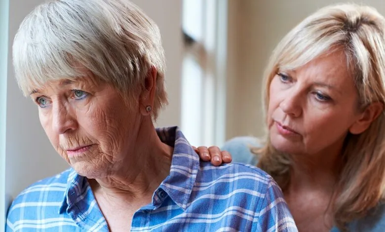 Jamás nadie habría imaginado que las bacterias en las encías pudieran tener relación con una enfermedad que siempre se ha relacionado a la edad. Pero según nuevas investigaciones, los adultos mayores con más bacterias dañinas que sanas en sus encías son más propensos a tener evidencia de beta amiloide, que es un biomarcador clave para la enfermedad de Alzheimer. Según una nueva investigación publicada por la Facultad de Odontología de la Universidad de Nueva York y Weill Cornell Medicine este desequilibrio en las bacterias orales no se asoció con otro biomarcador del Alzheimer llamado tau. Este estudio, que fue publicado en la revista Alzheimer’s & Dementia: Diagnosis, Assessment & Disease Monitoring, se suma a la creciente evidencia de una conexión entre la enfermedad periodontal (enfermedad de las encías) y el alzhéimer. Angela Kamer, profesora asociada de periodoncia y odontología de implantes en la Facultad de Odontología de la NYU y autora principal del estudio señaló que “Hasta donde sabemos, este es el primer estudio que muestra una asociación entre la comunidad bacteriana desequilibrada que se encuentra bajo la línea de las encías y un biomarcador del LCR de la enfermedad de Alzheimer en adultos mayores cognitivamente normales. La boca alberga tanto bacterias dañinas que promueven la inflamación como bacterias sanas y protectoras. Descubrimos que tener evidencia de amiloide cerebral se asociaba con un aumento de las bacterias dañinas y una disminución de las beneficiosas”.