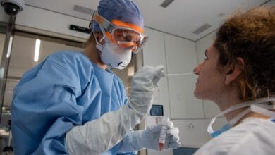 Academia de Medicina advierte que politizar vacunación puede traer más muertes al país