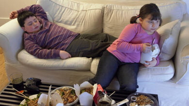 Un estudio publicado este martes en «British Journal of Sports Medicine» vincula la inactividad física con una mayor probabilidad de enfermar de gravedad y morir de covid-19, solo superado como factor de riesgo por una edad avanzada y tener un historial de trasplante de órganos. Los investigadores, encabezados por Robert Sallis, del centro médico Kaiser Permanente de California (Estados Unidos), analizaron datos de 48.440 ciudadanos que sufrieron covid entre enero y octubre de 2020, a fin de averiguar si había una relación entre la falta de ejercicio y los ingresos hospitalarios, gravedad de la infección y fallecimientos. La muestra de casos presentaba una edad media de 47 años, un 62 % eran mujeres y todos tenían sobrepeso, apuntan los autores. La mitad de los pacientes no sufría ninguna patología previa, un 18 % tenía solamente una y un 32 % padecía dos o más. Todos habían informado de su nivel de actividad física regular en al menos tres consultas médicas entre marzo de 2018 y marzo de 2020, siendo considerados «inactivos» los que hacían menos de 10 minutos de ejercicio a la semana; «un poco inactivos» por debajo de 149 minutos y «activos» quienes se ejercitaban más de 150 minutos semanales. Un 7 % quedó clasificado como activo, un 15 % como inactivo y el resto, un poco activo. Los autores hallaron que las personas inactivas tenían el doble de probabilidad que las activas de ser ingresadas, 2,5 veces más riesgo de morir como resultado de la infección de covid y un 73 % más de requerir cuidados intensivos. Frente a los ciudadanos clasificados como «un poco activos», los inactivos tenían un 20 % más de riesgo de ser hospitalizados, un 10 % más de requerir atención intensiva y un 32 % más de riesgo de morir. Aunque el estudio, de tipo «observacional», no explica las causas de la relación entre ejercicio y covid, sí permite concluir que los pacientes que habían estado inactivos en los dos años anteriores a la pandemia «tenían más probabilidad de haber sido hospitalizados, requerir cuidados intensivos y morir» que los que habían hecho ejercicio a los niveles recomendados. Como factor de riesgo en cuanto a enfermar de gravedad, «la inactividad física solo fue sobrepasada (en este estudio) por una edad avanzada y un historial de trasplante de órganos», por delante de otros factores como diabetes, obesidad y dolencias cardiovasculares. Los investigadores apuntan que su análisis tiene carencias puesto que se basa en la información facilitada por los propios pacientes sobre su actividad física, y ésta no fue evaluada. Sin embargo, subrayan que es suficiente para concluir que hacer ejercicio puede ser beneficioso para reducir el riesgo de complicaciones si se contrae covid. Recomiendan por tanto a las autoridades sanitarias que aconsejen a la población hacer actividad física regularmente «para prevenir un covid severo y sus complicaciones, incluida la muerte».