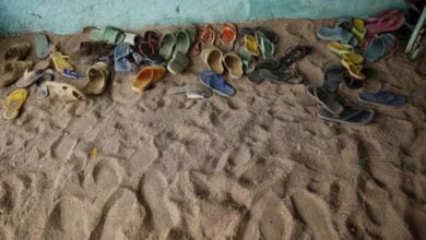 Al menos 25 niños nigerinos -de entre 4 y 6 años- murieron calcinados como consecuencia de un incendio registrado este martes en una escuela primaria en la periferia de la capital de Níger, según pudo constatar Efe hoy en el lugar. Según los testimonios de los testigos en el lugar del drama, el incendio se desató ayer sobre las 16.00 hora local en la escuela primaria "Pays-Bas" tras el paso de un remolino de aire por el establecimiento cuando los niños estaban en clase. "Estaba en el centro de la ciudad cuando he recibido una llamada de uno de mis profesores que alertó de que la estaba en llamas; volví corriendo pero no se podía hacer nada para salvar las aulas hechas en cabaña", deploró en declaraciones a Efe el director de la escuela, Soumaana Nouhou, que estaba afligido por el drama. Las llamas se propagaron rápidamente, en apenas diez minutos, y devoraron todas las clases, los despachos y sillas de los maestros y los pupitres, explicó Nouhou, y añadió que muchas personas resultaron heridas, sin que se sepa el número exacto. "Mi hija tenía 5 años, y ayer no quería ir a la escuela con el pretexto de que hacía demasiado calor (unos 43 grados), fue su hermana mayor la que la forzó a ir", gritaba llorando un madre profundamente desconsolada. El presidente de la Comisión Nacional de Derechos Humanos (CNDH), Khalid Lkhiri, que se desplazó al lugar del drama para dar el pésame a los familiares, deploró que "haya todavía aulas en cabañas de paja en la ciudad de Niamey. Los alumnos deben estar protegidos con las condiciones mínimas de seguridad".