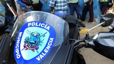 Detienen a policías por embriagarse y bañarse con uniforme en una playa de Carabobo