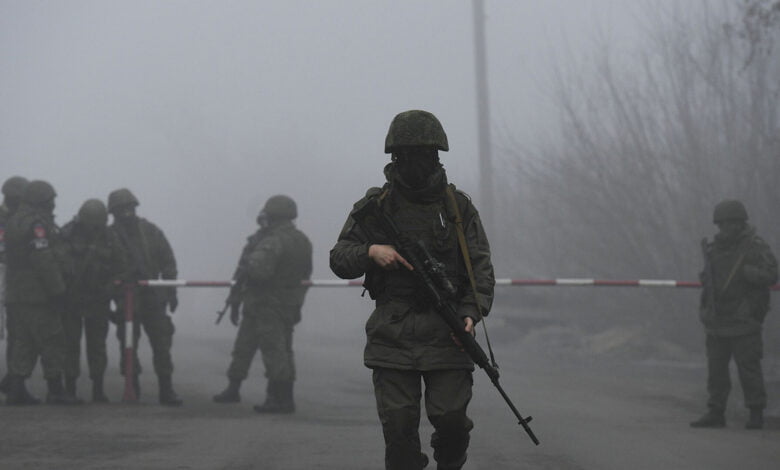 Estados Unidos ha acusado este miércoles 14 de abril a Rusia, en una reunión de la Osce en Viena, de acercar en las últimas fechas hasta a 25.000 soldados adicionales a las fronteras de Ucrania, unas "actividades militares inusuales" que calificó de "desestabilizadoras". "Rusia tiene más tropas estacionadas en la frontera con Ucrania ahora que en cualquier otro momento desde 2014. Rusia ha trasladado entre 15.000 y 25.000 tropas a Crimea o cerca de las fronteras de Ucrania", aseguró la representante de EEUU ante la Organización para la Seguridad y la Cooperación en Europa (Osce), Courtney Austrian. La reunión del Consejo Permanente de la Osce, convocada a petición de Ucrania, abordó hoy el movimiento de tropas rusas, dentro de un mecanismo de transparencia de ese organismo multilateral para fomentar la transparencia y la confianza mutua. "Las actividades militares unilaterales de Rusia solo sirven para desestabilizar aún más una situación ya volátil y amenazan con deshacer el frágil alto el fuego sobre el terreno en el este de Ucrania", aseguró la representante estadounidense. "Ucrania tiene razón al preocuparse por estas actividades. Tanto en 2008 como en 2014 Rusia acumuló fuerzas de manera similar antes de lanzar operaciones militares contra Georgia y contra Ucrania", agregó la diplomática. La delegación rusa participó en la reunión, tras ausentarse de un encuentro similar el pasado sábado, y aseguró que las "actividades militares inusuales" las está realizando Ucrania en la región rusófona de Donbas, donde desde 2014 se enfrentan el Ejército ucraniano y separatistas prorrusos. Foro La Unión Europea (UE), Estados Unidos y Canadá destacaron hoy el paso positivo de que Rusia participe en ese foro de la Osce para abordar la acumulación de tropas en la frontera con Ucrania, aunque lamentaron la actitud poco constructiva de Rusia al no aportar ninguna información nueva ni relevante. La UE aseguró que las explicaciones de Rusia "difícilmente pueden considerarse satisfactorias", ya que no aportan información relevante que justifique el movimiento de tal cantidad de tropas. Por ello, los Veintisiete pidieron a Rusia que "participe de buena fe" en las reuniones y que ofrezca total transparencia sobre sus actividades militares, algo a lo que está comprometido en el mecanismo de la Osce conocido como Documento de Viena. Rusia destaca que puede mover sus tropas dentro de su territorio con plena libertad y que su Ministerio de Defensa ha enmarcado el desplazamiento de efectivos a la frontera con Ucrania dentro de su evaluación anual sobre la capacidad de sus Fuerzas Armadas tras el invierno. El Kremlin ha acusado al país vecino de haber provocado la escalada actual en el Donbás.