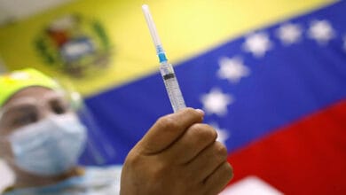 Más de 400 venezolanos divulgaron este jueves una carta dirigida a la opinión pública, gobiernos y organizaciones internacionales para exigir que presionen y obliguen al régimen de Nicolás Maduro a dejar entrar las vacunas contra el Covid-19 y así frenar el incremento de enfermos y fallecidos por el virus en Venezuela. «Nicolás Maduro no quiere que lleguen vacunas al país», ratifican los firmantes del documento, por lo que proponen como medida inmediata la donación de vacunas por parte de aquellos países que puedan tener un excedente de dosis, en conjunto con la Organización Mundial de la Salud (OMS), la Organización Panamericana de la Salud (OPS), la Cruz Roja Internacional y otros organismos internacionales. Los proponentes de la iniciativa -entre quienes se encuentran María Corina Machado, Antonio Ledezma, David Smolansky, Diego Arria, Humberto Calderón Berti, Asdrúbal Aguiar, Carlos Ortega y Enrique Aristeguieta Gramcko, además de personalidades como Tamara Sujú, Rayma Suprani, George Harris, Milos Alcalay, Andrés Mezgravis, Teresa Albanes, Soledad Bravo y otros miembros de la sociedad civil- también hacen un llamado a los venezolanos, dentro y fuera del país, así como a las iglesias y demás aliados internacionales, a elevar «las denuncias sobre los nuevos crímenes que está cometiendo el régimen de Nicolás Maduro en este intento selectivo de aniquilación de millones de venezolanos». Para ello, sugieren como destinatarios de esta exigencia a la Comisión Interamericana de Derechos Humanos (CIDH), la Organización de los Estados Americanos (OEA), la Corte Penal Internacional (CPI), la Organización de las Naciones Unidas (ONU), el Parlamento Europeo y el Consejo Europeo, considerando que hoy en Venezuela ni siquiera existe un plan nacional de vacunación al que todos los ciudadanos tengan acceso, sin discriminación. «El mismo régimen que intencionalmente ha provocado la huida de más de 5,5 millones de venezolanos y la hambruna de 9,3 millones de personas, es el mismo que ahora condena a muerte a los venezolanos que luchan contra el virus», reza la carta, en la que también denuncian la muerte de más de 470 trabajadores de la salud por Covid-19, la cifra más alta de la región. ONU y OEA, acciones efectivas Los firmantes de la carta proponen, además, que se adelanten las gestiones necesarias con los países aliados para convocar una reunión del Consejo de Seguridad de la ONU, bajo la Fórmula Arria, y dar vocería a expertos y personalidades venezolanas que denuncien la situación del país, así como impulsar acciones enmarcadas en la Responsabilidad de Proteger (R2P), considerando la reciente propuesta de Bélgica, Botsuana, Costa Rica, Croacia, República Checa, Dinamarca, Guatemala, Luxemburgo, Marruecos, Catar, Corea del Sur, Rumania y Ruanda. Finalmente, exigen que se convoque de inmediato una sesión del Consejo Permanente de la Organización de Estados Americanos (OEA) para presentar las evidencias que demuestren la negligencia de Maduro y su régimen en el manejo de la pandemia y el ingreso de las vacunas. De acuerdo con estos más de 400 venezolanos, quienes ostentan el poder en Venezuela sólo han usado la pandemia «como excusa para afianzar su control social» y mentir sobre la llegada de las vacunas, mientras utilizan las sanciones internacionales como excusa para el intencional retraso de la vacunación en el país, aun teniendo los recursos para pagar las dosis sin ningún impedimento por parte de las sanciones, como lo hizo Irán. «Han sido meses de retraso intencional que han significado vidas perdidas por responsabilidad del régimen, que ahora pretenderá utilizar estas vacunas, sin ningún tipo de transparencia y discriminando a los venezolanos en su aplicación», afirman sobre la última declaración del régimen según la cual, a través del programa de la OMS llamado COVAX, se recibirá un lote de vacunas para un 20% de la población. Y agregan: «Sabemos que las vacunas provenientes del programa COVAX no serán suficientes para inmunizar al país. También sabemos que las vacunas que ha prometido el régimen no llegarán y, las que lleguen, serán utilizadas bajo un esquema de corrupción y opacidad que no beneficiará a quienes más necesitan ser vacunados».