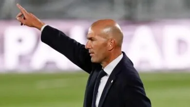 El Real Madrid extendió en Anfield su seguridad en los cuartos de final de la Liga de Campeones, clasificado para semifinales en sus nueve últimas apariciones en la ronda y volviendo tres años después a estar entre los cuatro mejores equipos de Europa. La última vez que el Real Madrid accedió a las semifinales de ‘Champions’, el 11 de abril de 2018, batió un récord con ocho consecutivas tras eliminar al Juventus. Posteriormente consiguió su última Copa de Europa, la decimotercera, en Kiev ante el Liverpool. Ante el mismo rival firmó tres años después y tras dos ediciones estancado en los octavos de final de la competición, su regreso a las semifinales al hacer bueno en Anfield con un empate sin goles el triunfo de la ida en el Alfredo di Stéfano (3-1). Será la trigésima ocasión que el Real Madrid disputa las semifinales de la Liga de Campeones, competición que domina con trece títulos. Son las cuartas semifinales con Zinedine Zidane al mando que pasó a la historia tras ganar tres ediciones de forma consecutiva y solo ha perdido una eliminatoria europea, la pasada edición ante el Manchester City de Pep Guardiola. Desde la etapa del portugués Jose Mourinho, con tres semifinales en sus tres años al mando, el Real Madrid regresó a un terreno de privilegio poniendo fin a una maldición de octavos de final en la que estuvo sumido durante seis temporadas consecutivas. Recuperó el prestigio perdido pero nunca fue capaz de acceder a la final, eliminado por Barcelona, Bayern Múnich en penaltis y Borussia Dortmund. Con el italiano Carlo Ancelotti el Real Madrid dio el paso hacia la gloria. En su primer intento el técnico italiano condujo al conjunto madridista a la conquista de su décima Copa de Europa, en Lisboa ante el Atlético de Madrid. En su segunda campaña volvió a estar en semifinales, pero no pudo repetir plaza en la final porque se lo impidió el Juventus. Con Zidane siempre superó los cuartos de final y las semifinales. El técnico francés extiende su idilio con su competición fetiche, superando a Jürgen Klopp y encarando el duelo ante el Chelsea en semifinales en una edición en la que estuvo al borde del abismo en la fase de grupos. Tras perder contra todo pronóstico los dos partidos ante el Shakhtar, acabó líder de grupo gracias a su reacción con dos triunfos ante el Inter de Milán. En octavos de final superó al Atalanta, antes de dejar en el camino al Liverpool en el duelo de las 19 Copas de Europa.