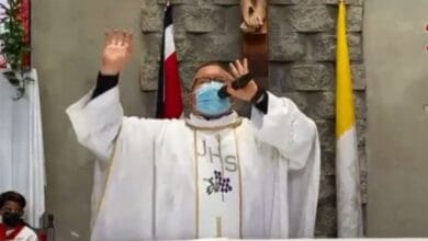 Un sacerdote se hizo viral por esta original canción “antiCovid”