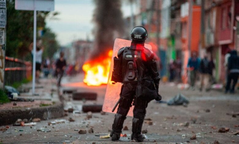 Noche de caos en Bogotá con incendio de puestos policiales