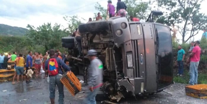 Saquean camiones cargados de pollos que se volcaron en Cojedes