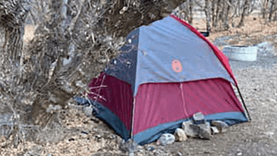 mujer en carpa