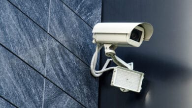 Hombre se ofrece a arreglar foco de luz de su vecina y aprovecha para colocar una cámara en su baño