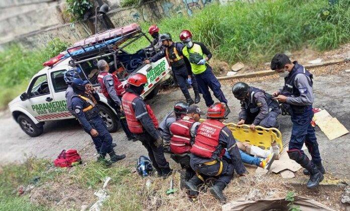 lo lanzan de un segundo piso