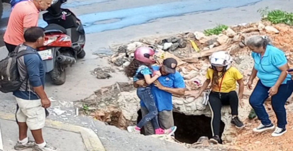 Madre e hija caen en un hueco en Caracas - Noticia y Punto