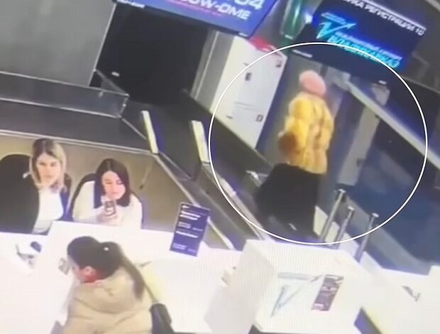 Insólito: una mujer confundió la cinta de equipaje con la puerta de embarque y terminó entre valijas