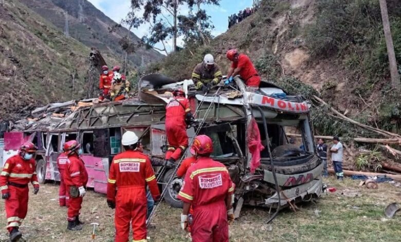 Dieciocho personas mueren y 30 resultaron heridas tras precipitarse un autobús en Perú