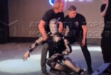 Robot Aidol con IA se cae en plena presentacion