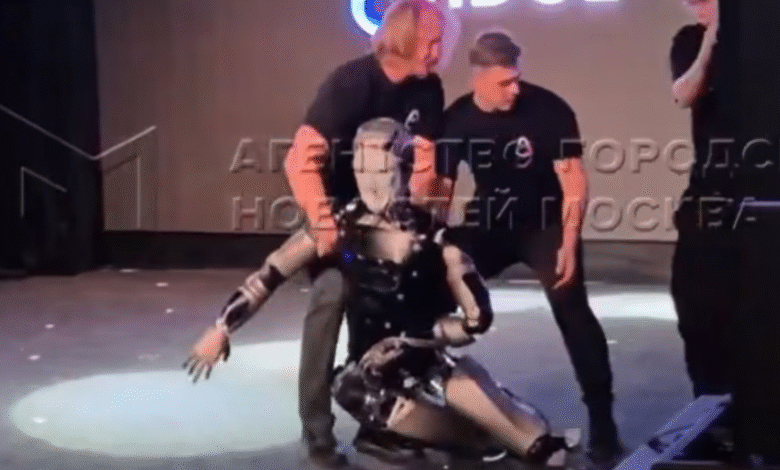 Robot Aidol con IA se cae en plena presentacion